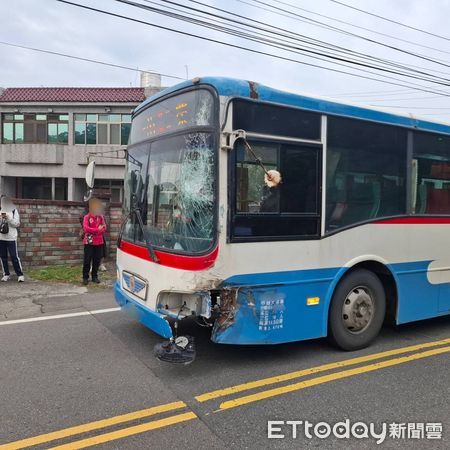 ▲▼苗栗縣通霄鎮今日上午6時許發生一起油罐車與客運擦撞的事故  。（圖／記者楊永盛翻攝）