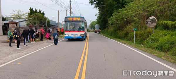 ▲▼苗栗縣通霄鎮今日上午6時許發生一起油罐車與客運擦撞的事故  。（圖／記者楊永盛翻攝）