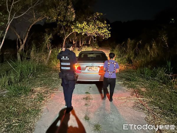 ▲▼高雄一名婦人，昨（8）日晚間獨自開車前往岡山區狗園餵毛小孩，因道路施工臨時改道，不慎在燕巢偏僻山區迷失方向，警方根據根據電桿編號定位，順利成功找到受困的婦人。（圖／記者吳世龍翻攝）