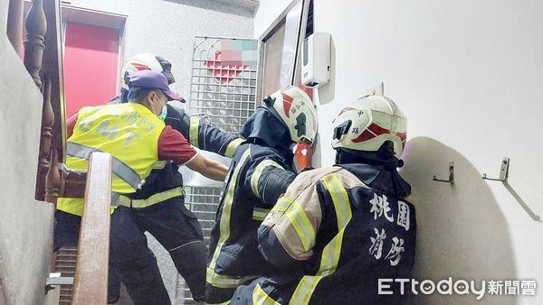 ▲桃園警消今天上午破門進入桃園區宏昌七街住家內。（圖／記者沈繼昌翻攝）