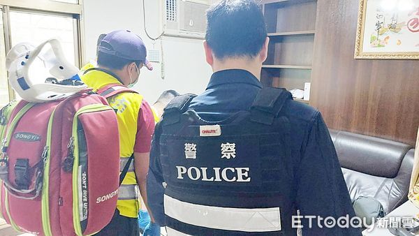 ▲桃園警消今天上午破門進入桃園區宏昌七街住家，員警安撫歐姓高中生情緒。（圖／記者沈繼昌翻攝）