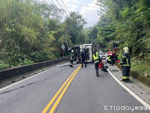 ▲▼新莊壽山路一部拖板車翻車             。（圖／記者陳以昇翻攝）