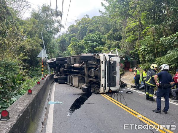 ▲▼新莊壽山路一部拖板車翻車             。（圖／記者陳以昇翻攝）