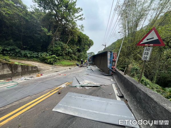 ▲▼新莊壽山路一部拖板車翻車             。（圖／記者陳以昇翻攝）