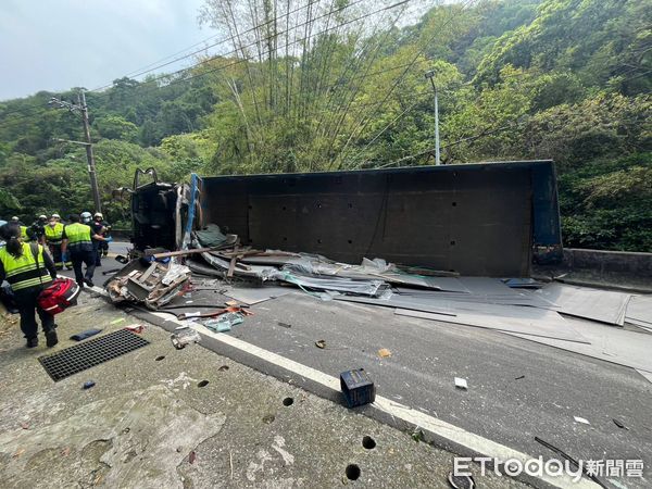 ▲▼新莊壽山路一部拖板車翻車             。（圖／記者陳以昇翻攝）