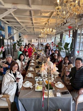 ▲崔佩儀跟同學們一起吃法國餐。（圖／崔佩儀提供）