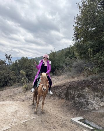 ▲崔佩儀跟同學們一起吃法國餐。（圖／崔佩儀提供）