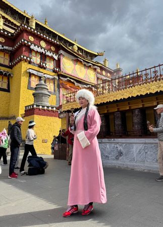 ▲崔佩儀跟同學們一起吃法國餐。（圖／崔佩儀提供）