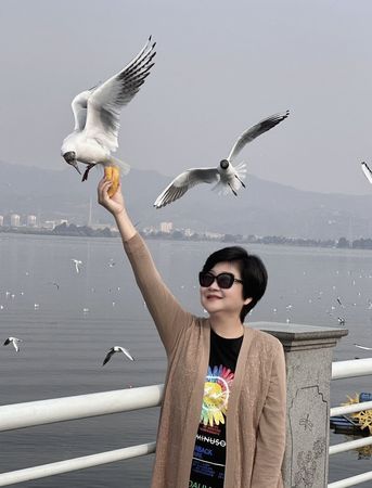 ▲崔佩儀跟同學們一起吃法國餐。（圖／崔佩儀提供）