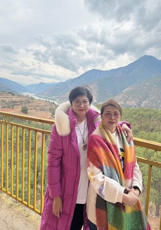 ▲崔佩儀跟同學們一起吃法國餐。（圖／崔佩儀提供）