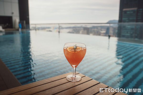 ▲承億酒店池畔酒吧推出〈我想要佔據你〉調酒 。（圖／承億酒店提供）