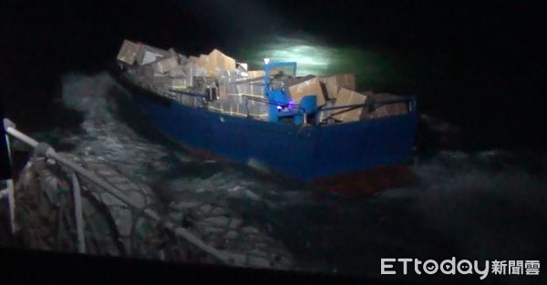 ▲▼我國3艘遊艇和大陸船隻走私貨物，被逮個正著。（圖／記者林名揚翻攝）