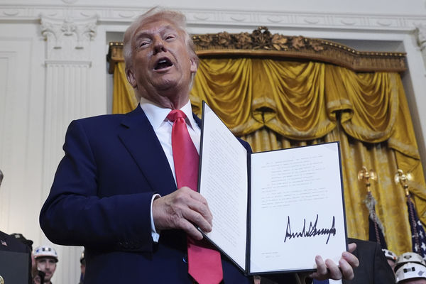 ▲▼美國總統川普於當地時間8日在白宮東廳手持簽署的行政命令。（圖／達志影像／美聯社）