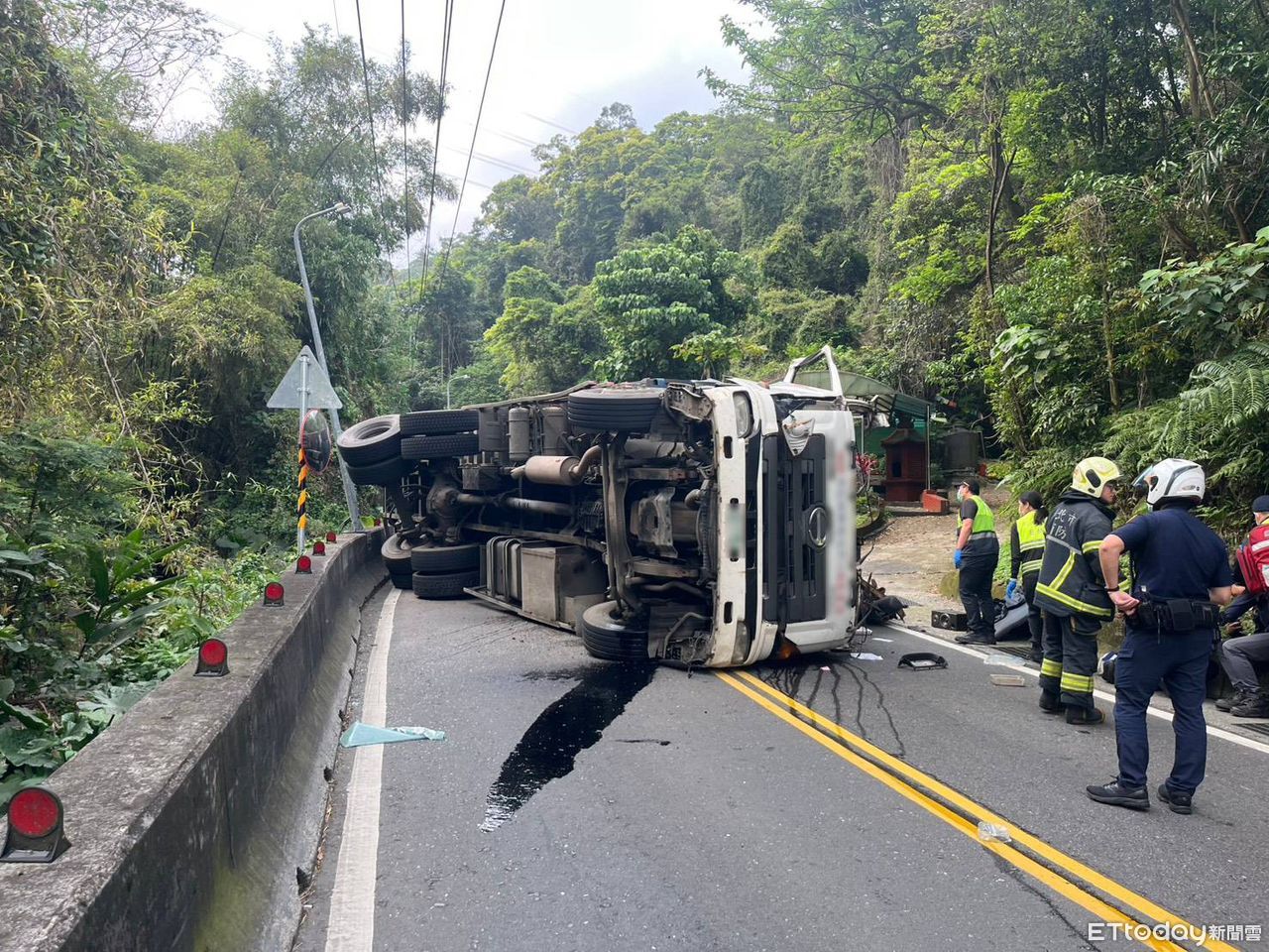 快訊/拖板車過彎失控!撞護欄側翻後斗鋼板噴出 駕駛受傷送醫 | ETtoday社會新聞 | ETtoday新聞雲