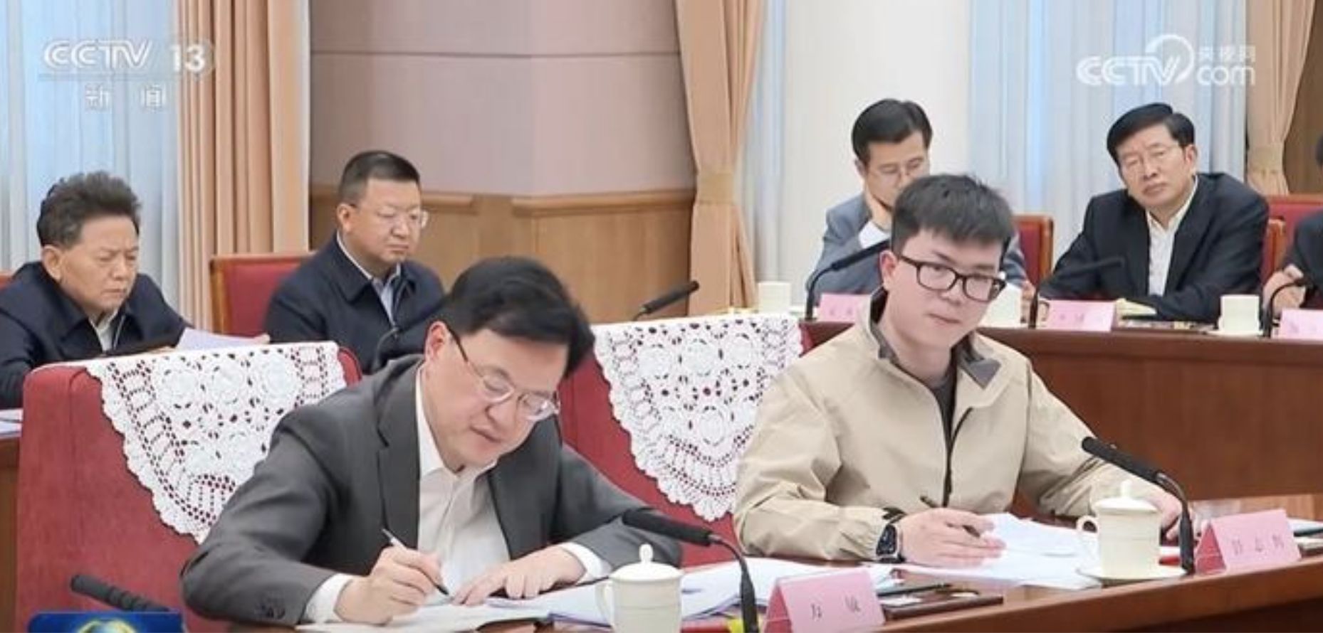 ▲智元機器人聯合創辦人之一的彭志輝（圖右）出席座談會。（圖／翻攝央視）