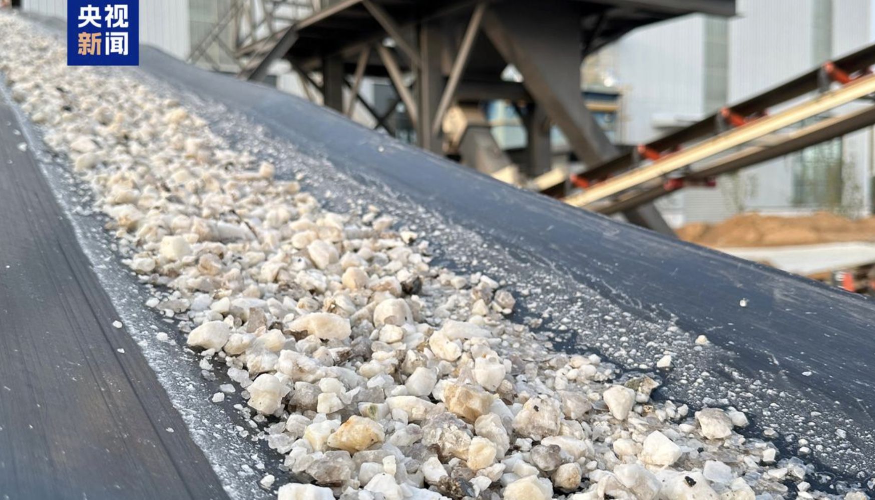 ▲高純石英礦礦石和高純石英砂。（圖／翻攝央視）