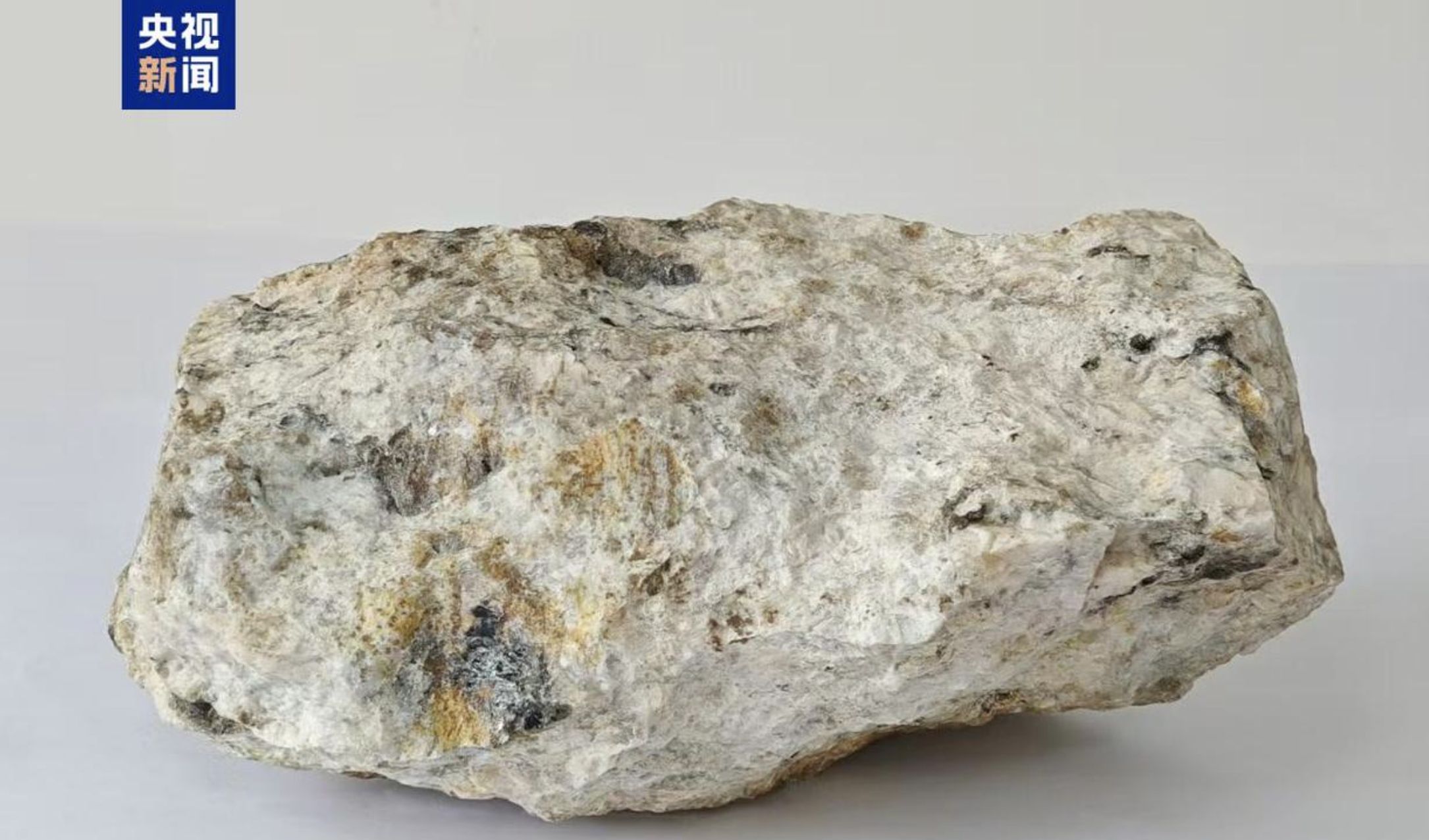 ▲高純石英礦礦石和高純石英砂。（圖／翻攝央視）