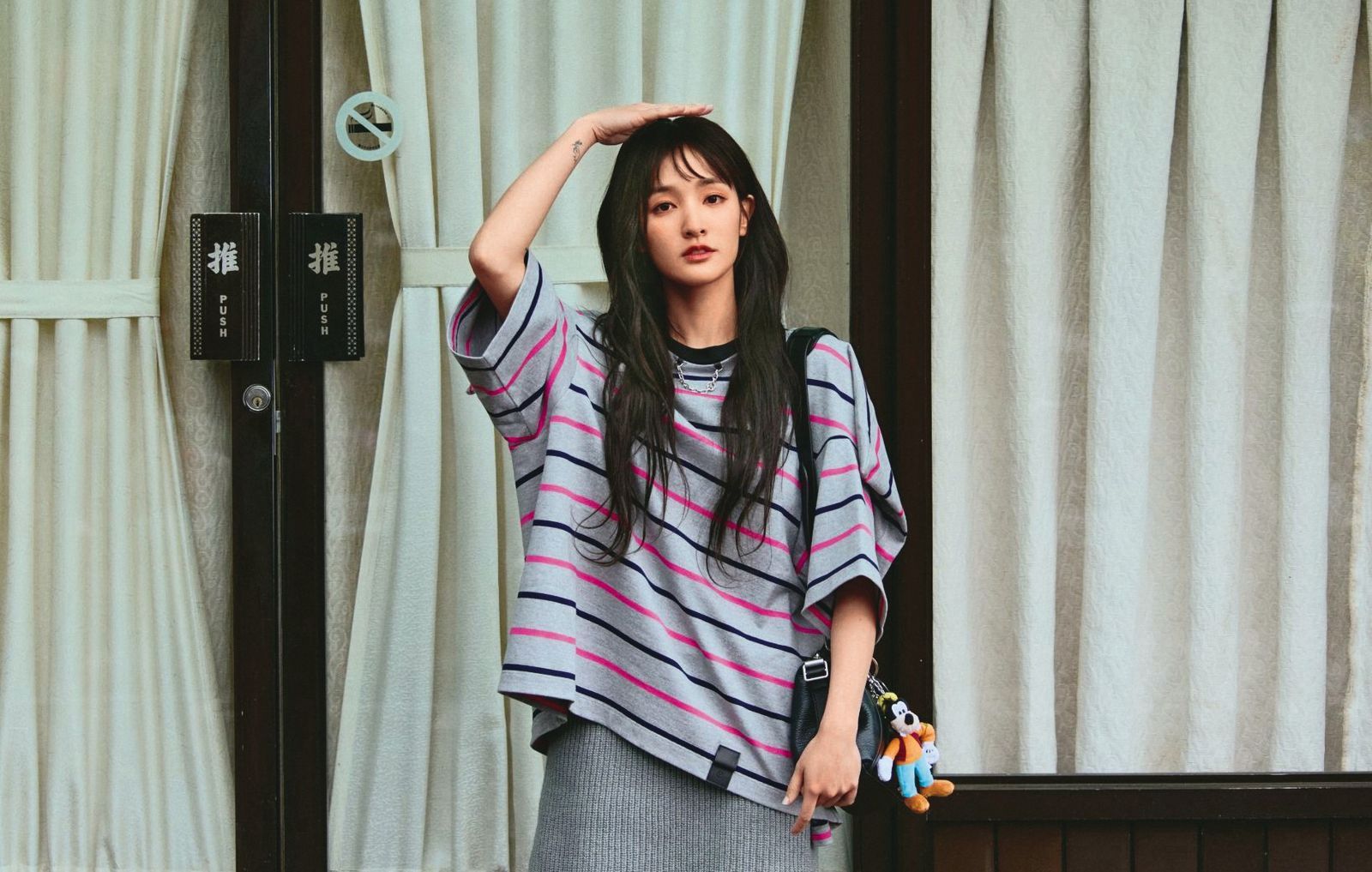 鬼靈精怪的王淨，搶拎新包BIKER，成功帶來減齡感。（Louis Vuitton提供）