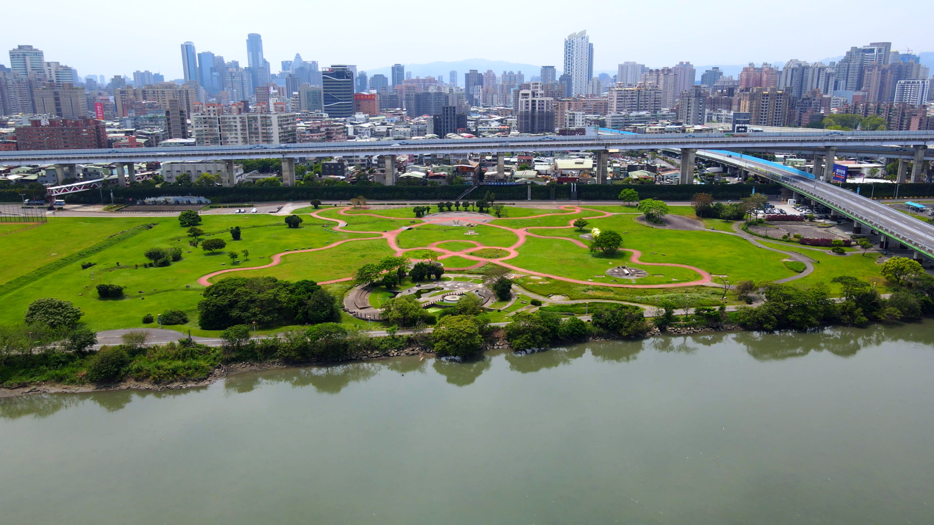 ▲▼板橋江翠水岸,蝴蝶公園地景花海。（圖／記者姜國輝攝）
