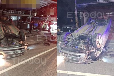 高雄深夜車禍！轎車「撞斷電桿」翻覆躺路中　駕駛送醫