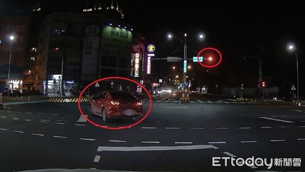 ▲▼自小客車紅燈違規左轉，害騎士自摔，竟強辯自己是綠燈左轉。（圖／民眾提供，下同）