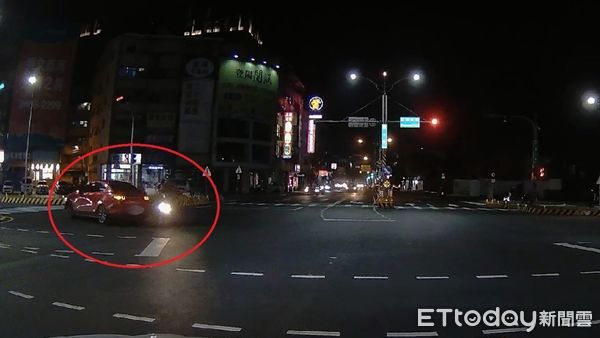 ▲▼自小客車紅燈違規左轉，害騎士自摔，竟強辯自己是綠燈左轉。（圖／民眾提供，下同）