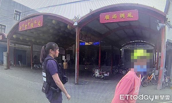 ▲▼   7旬老嫗清晨迷途堤防徘徊 警方耐心助返家 家屬感激不已 。（圖／布袋分局提供）