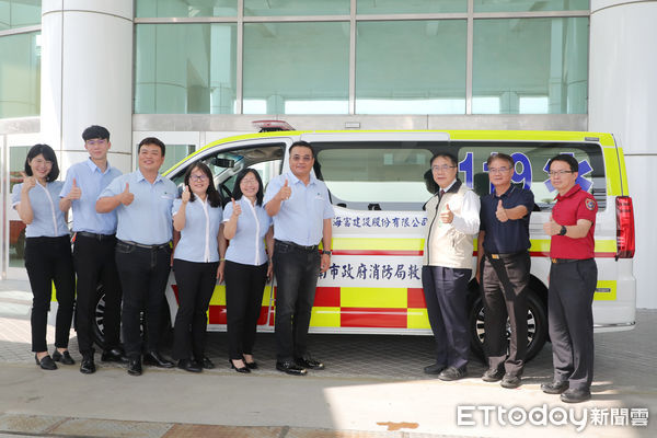 ▲海富建設股份有限公司捐贈台南市政府1輛救護車，9日在永華市政中心2樓廣場舉辦捐贈儀式，由市長黃偉哲代表受贈，並回贈感謝狀。（圖／記者林東良翻攝，下同）