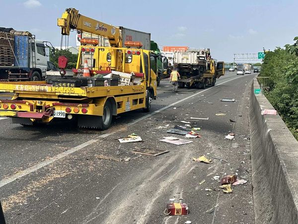 ▲國道1號載蜂箱貨車追撞遊覽車，蜂箱及蜜蜂散落一地。（圖／記者唐詠絮翻攝）