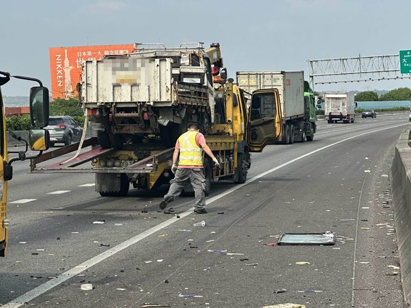 ▲國道1號載蜂箱貨車追撞遊覽車，蜂箱及蜜蜂散落一地。（圖／記者唐詠絮翻攝）
