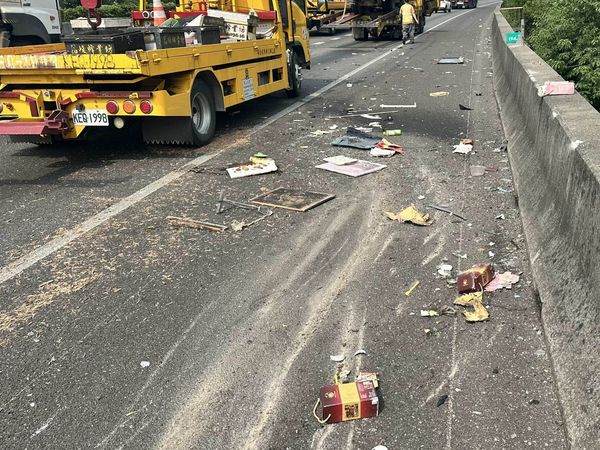 ▲國道1號載蜂箱貨車追撞遊覽車，蜂箱及蜜蜂散落一地。（圖／記者唐詠絮翻攝）