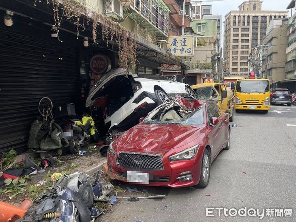 ▲▼             士林區一輛轎車失控衝撞造成6車毀損。（圖／記者黃彥傑翻攝）