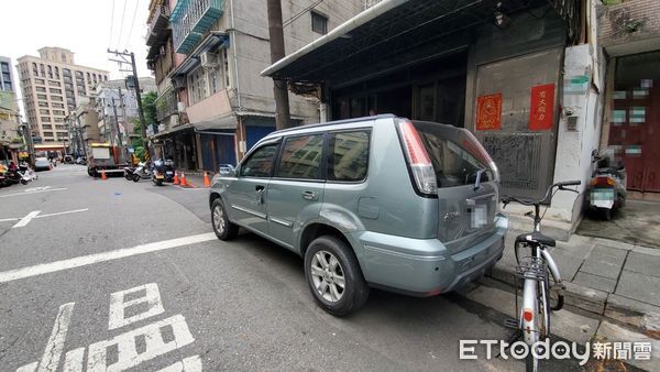 ▲▼             士林區一輛轎車失控衝撞造成6車毀損。（圖／記者黃彥傑攝，下同）
