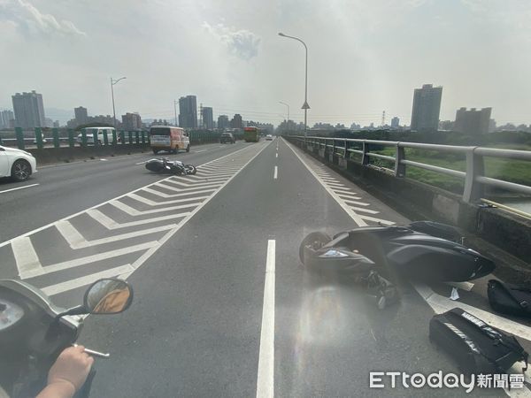 ▲閩男在橋上找耳機，卻遭後方機車追撞，並波及到汽車道上的轎車。（圖／記者陸運陞攝）