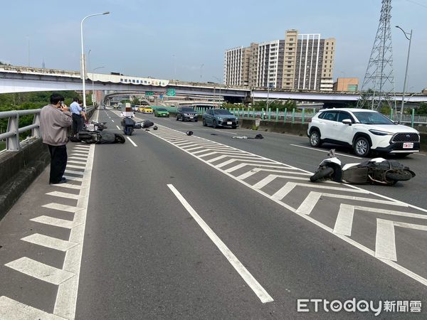 ▲閩男在橋上找耳機，卻遭後方機車追撞，並波及到汽車道上的轎車。（圖／記者陸運陞攝）