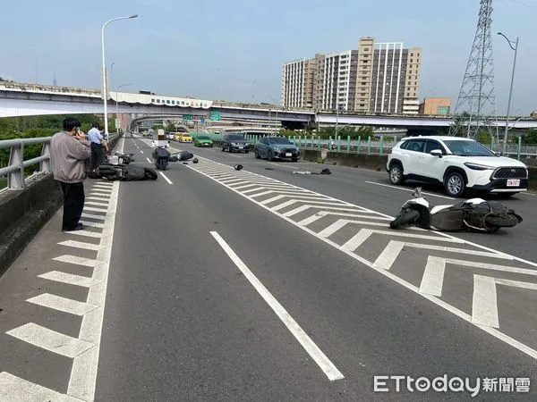 ▲閩男在橋上找耳機，卻遭後方機車追撞，並波及到汽車道上的轎車。（圖／記者陸運陞攝）