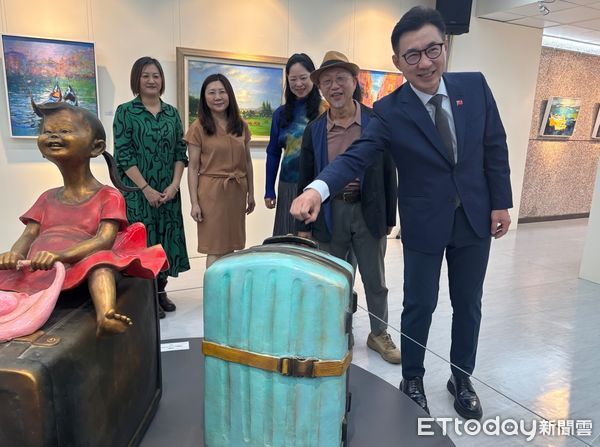 ▲鐵路樞紐新烏日站停車場華麗變身，藝術科技交織打造人文新地標。（圖／記者游瓊華攝）