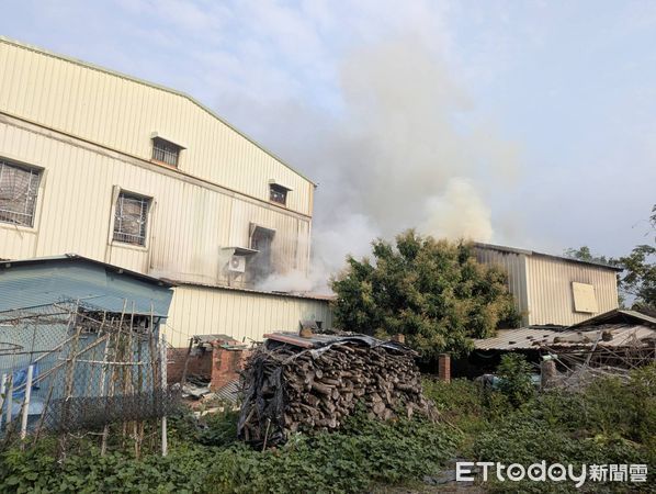 ▲台南市東山區枋子林1處民宅，8日下午3時41分許發生火警，1樓廚房有明火竄出，消防人員全力搶救。（圖／記者林東良翻攝，下同）