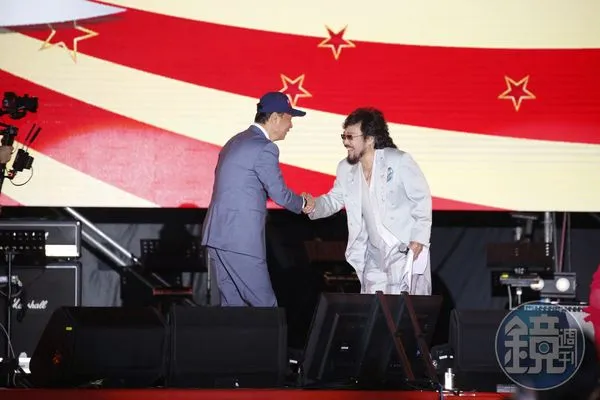 藝人張菲（右）持有上千張鴻海股票。圖為2020年鴻海尾牙，左為鴻海科技集團創辦人郭台銘。（本刊資料照）