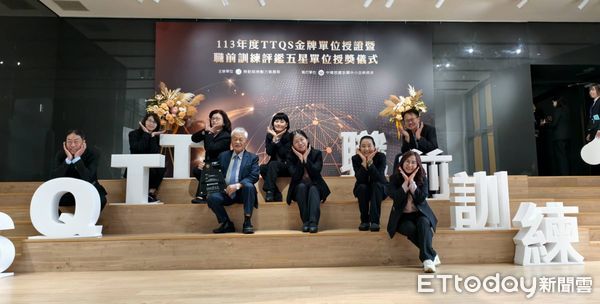 ▲台南市勞工局開辦多元訓練課程，培育勞工職能，並進一步擴散培育效益，雙雙榮獲「2024年度人才發展品質管理系統(TTQS)評核」金牌肯定，9日北上至國立政治大學公企中心國際會議廳接受金牌授證。（圖／記者林東良翻攝，下同）