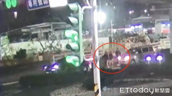 ▲▼姜男遭追撞竟被4煞持西瓜刀及辣椒水追砍，警方在八里山區找到犯案工具2把西瓜刀及辣椒水             。（圖／記者陳以昇翻攝）