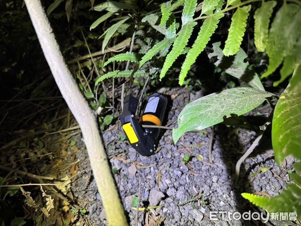 ▲▼姜男遭追撞竟被4煞持西瓜刀及辣椒水追砍，警方在八里山區找到犯案工具2把西瓜刀及辣椒水             。（圖／記者陳以昇翻攝）