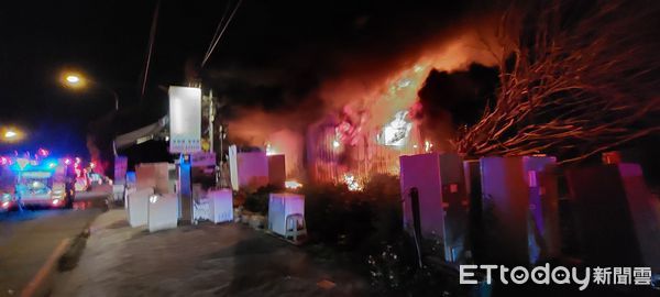 ▲草屯鎮碧山路二手家電行於暗夜發生火災。（圖／記者高堂堯翻攝）