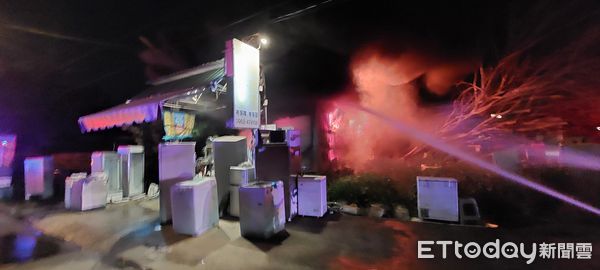 ▲草屯鎮碧山路二手家電行於暗夜發生火災。（圖／記者高堂堯翻攝，下同）