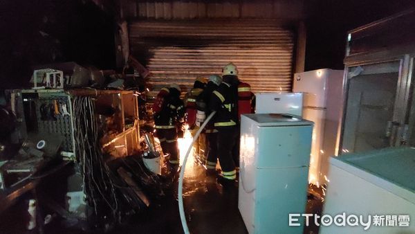 ▲草屯鎮碧山路二手家電行於暗夜發生火災。（圖／記者高堂堯翻攝）