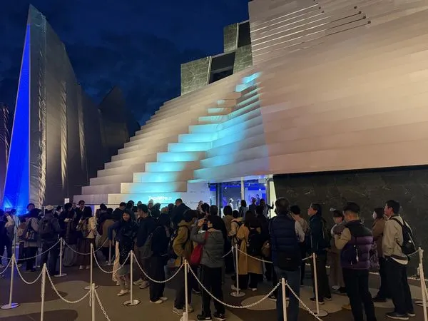 ▲試營運期間台灣館到晚上還大排長龍。（圖／讀者提供）