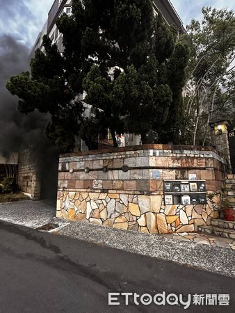 ▲台南市佳里區信義一街271巷1處民宅，8日晚上6時14分許發生火警，火場1樓車庫有明火竄出，並傳出爆炸聲，消防人員全力搶救。（圖／記者林東良翻攝，下同）