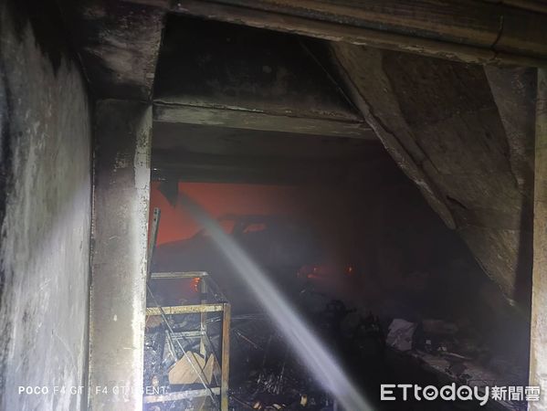 ▲台南市佳里區信義一街271巷1處民宅，8日晚上6時14分許發生火警，火場1樓車庫有明火竄出，並傳出爆炸聲，消防人員全力搶救。（圖／記者林東良翻攝，下同）