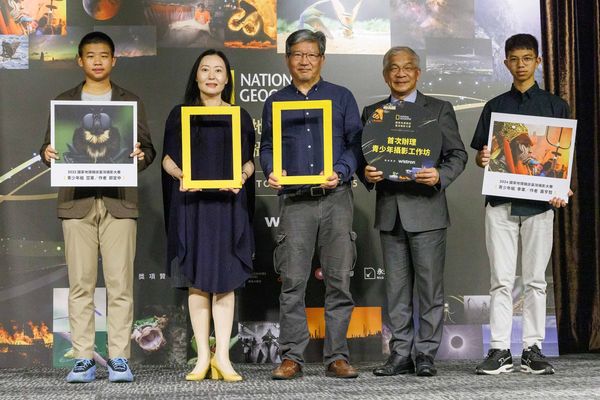 圖一：世新大學攜手《國家地理》雜誌，首度推出專為青少年打造的三天兩夜攝影工作坊。左起2022國家地理雜誌臺灣攝影大賽青少年組亞軍郭定中、緯創人文基金會執行長周文玲、《國家地理》雜誌總編輯李永適、世新大學校長陳清河、2024國家地理雜誌臺灣攝影大賽青少年組季軍蕭亨哲。（圖／世新大學提供）