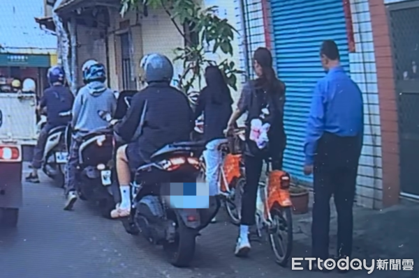 ▲▼高雄怪阿北路上偷聞少女髮香，噁心畫面曝光。（圖／Threads／_roflil授權提供）